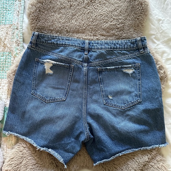 Like new on trend distressed denim shorts - Picture 3 of 4